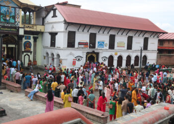 पशुपतिनाथ मन्दिरमा भक्तजन