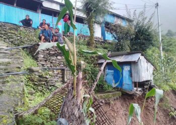 धादिङको किचेतमा पहिरोले गाउँ नै जोखिममा, स्थानीय त्रसित