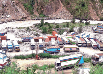 अविरल वर्षाले पहिरो जाँदा चीनबाट आएका कन्टेनर टिमुरेमै रोकिए