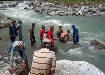 कुलो मर्मत गर्न सयौंको श्रमदान
