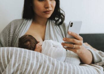 विश्व स्तनपान सप्ताह : स्तनपान गराउँदा मोबाइल फोन प्रयोग नगर्न आग्रह