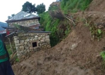 भद्रुटारका दर्जनौँ घरपरिवार बाढी र पहिरोको जोखिममा