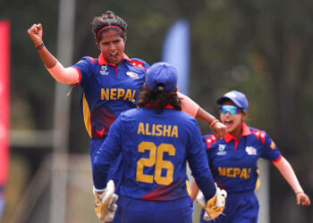 मलेसियालाई ७ विकेटले हराएपछि टिममा खुशी साट्दै नेपाली कप्तान पूजा महतो । तस्बिरः क्यान