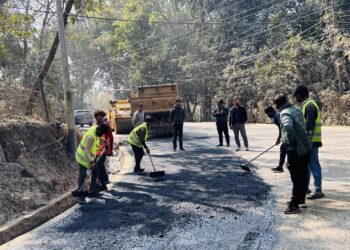 सडक कालोपत्रे अनुगमन गर्दै मेयर श्रेष्ठ ।